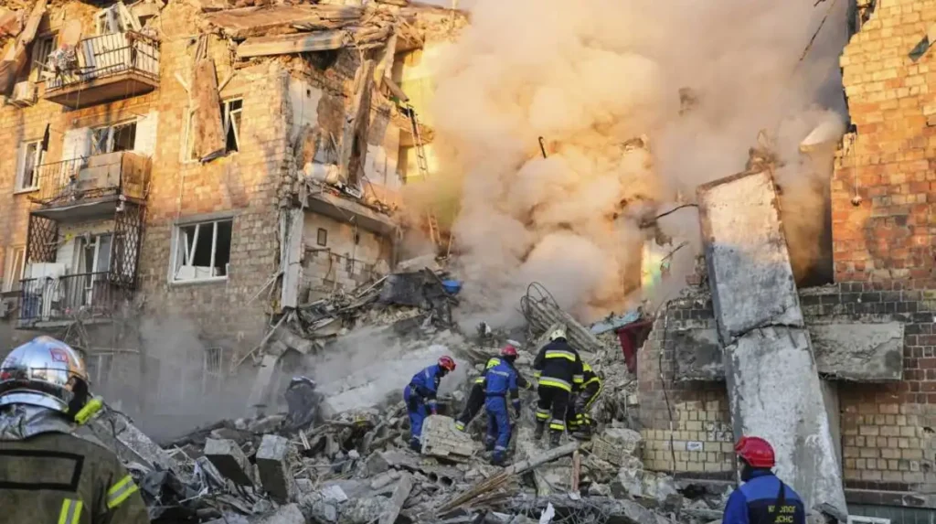 Russian missile attacks on Kyiv kill at least two and injure dozens of civilians Russian missile attacks on Kyiv kill at least two and injure dozens of civilians