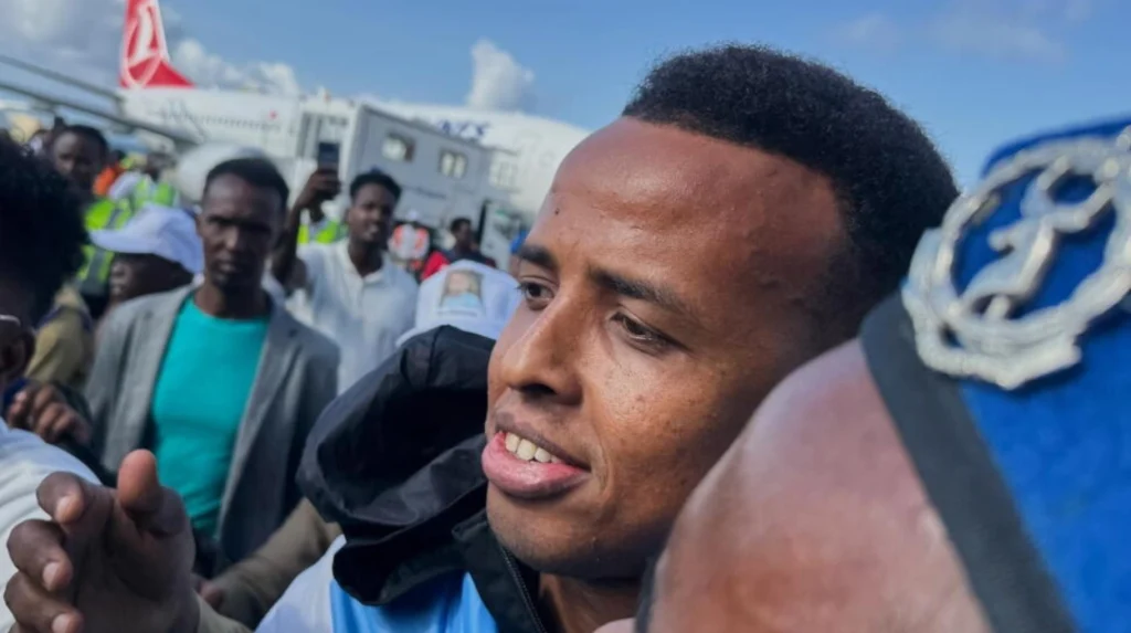 Somalisk VM-domare återvänder hem efter nekad inresa till USA