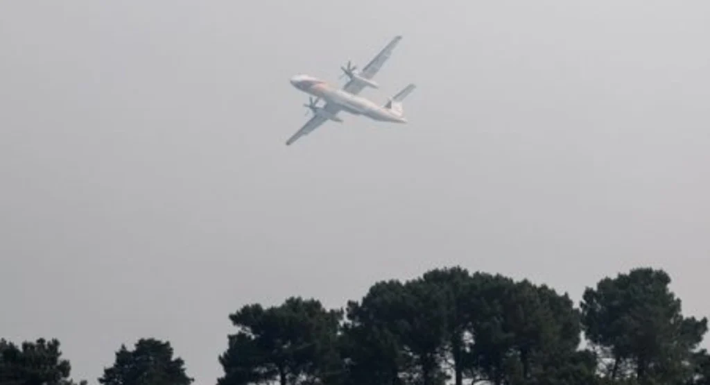 Frankrike skickar vattenbombare för att bekämpa stor skogsbrand utanför Paris Frankrike skickar vattenbombare för att bekämpa stor skogsbrand utanför Paris